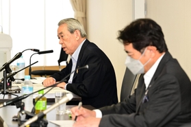 神戸空港の国際化の合意を受け、会見する関西3空港懇談会の座長を務める松本正義・関西経済連合会会長(左)と関空エアポートの山谷佳之社長=18日午後、大阪市北区中之島6(撮影・中西幸大) 神戸空港の国際化の合意を受け、会見する関西3空港懇談会の座長を務める松本正義・関西経済連合会会長(左)と関空エアポートの山谷佳之社長=18日午後、大阪市北区中之島6(撮影・中西幸大)