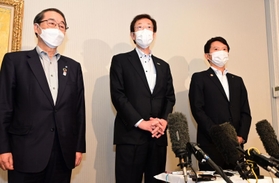 神戸空港の国際線乗り入れ合意を受け、取材に応じる(右から)斎藤兵庫県知事、久元神戸市長、家次神戸商議所会頭=18日午後、大阪市北区中之島6(撮影・中西幸大) 神戸空港の国際線乗り入れ合意を受け、取材に応じる(右から)斎藤兵庫県知事、久元神戸市長、家次神戸商議所会頭=18日午後、大阪市北区中之島6(撮影・中西幸大)