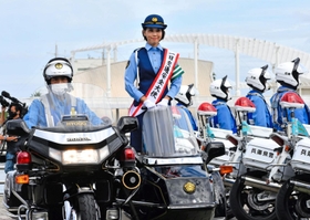 出発式で車両部隊などの状況を点検するヒロド歩美さん(中央)=神戸市中央区東川崎町1 出発式で車両部隊などの状況を点検するヒロド歩美さん(中央)=神戸市中央区東川崎町1