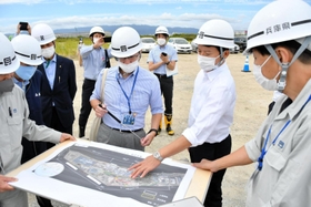 大阪・関西万博に向けてフェニックス事業用地を視察する斎藤元彦知事(右から2人目)=尼崎市臨海部 大阪・関西万博に向けてフェニックス事業用地を視察する斎藤元彦知事(右から2人目)=尼崎市臨海部