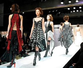 西脇市がふるさと納税返礼品に加えたファッションショーのイメージ(同市提供) 西脇市がふるさと納税返礼品に加えたファッションショーのイメージ(同市提供)