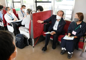 JR谷川駅に停車した列車内で意見を交わす参加者=28日午前、丹波市山南町 JR谷川駅に停車した列車内で意見を交わす参加者=28日午前、丹波市山南町