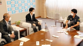 県公立大学法人の報告書を斎藤元彦知事(右)に提出した評価委員会の牧村実委員長(中央)ら=兵庫県庁 県公立大学法人の報告書を斎藤元彦知事(右)に提出した評価委員会の牧村実委員長(中央)ら=兵庫県庁