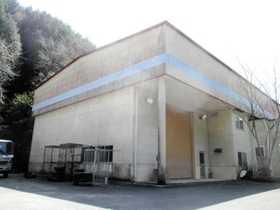 2021年6月に公売にかけられた上小倉物品庫(丹波市提供) 2021年6月に公売にかけられた上小倉物品庫(丹波市提供)