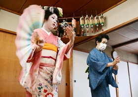 有馬検番の代表、一七四さん(右)はこの道約半世紀のベテラン。踊りの確認を受ける時、稽古場に緊張感がみなぎる=神戸市北区有馬町 有馬検番の代表、一七四さん(右)はこの道約半世紀のベテラン。踊りの確認を受ける時、稽古場に緊張感がみなぎる=神戸市北区有馬町