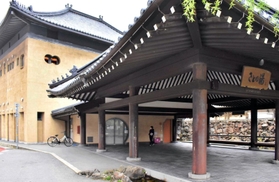 グランツーリスモなどの体験会が計画されている外湯「さとの湯」=2020年4月、豊岡市城崎町今津 グランツーリスモなどの体験会が計画されている外湯「さとの湯」=2020年4月、豊岡市城崎町今津
