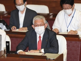 明石市議会に出席した泉房穂市長=12日午後3時00分、明石市中崎1(撮影・小林良多) 明石市議会に出席した泉房穂市長=12日午後3時00分、明石市中崎1(撮影・小林良多)