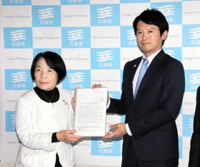 兵庫県老人クラブ連合会の中村美律子会長(左)から要望書を受け取る斎藤元彦知事=県庁 兵庫県老人クラブ連合会の中村美律子会長(左)から要望書を受け取る斎藤元彦知事=県庁