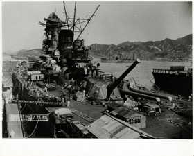 主砲を持ち上げる戦艦大和(大和ミュージアム提供) 主砲を持ち上げる戦艦大和(大和ミュージアム提供)
