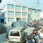 「少年A」の逮捕から今年で25年。少年法を改正する契機になった神戸連続児童殺傷事件の記録が、全て「廃棄」されていた。神戸家裁によると、事件に関する文書は「一切残されていない」という。あの重大事件の記録が、永久保存となる「特別保存」にされなかった理由は分からない。最高裁は廃棄を認めつつ、経緯が不明として見解を明らかにしない。なぜ、保存する内規が存在したのに膨大な記録を捨てたのか。最高裁も神戸家裁も、調査する意向を示していない。