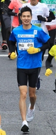 第1回神戸マラソン男子覇者で、ゲストランナーとして出場した中山卓也さん=神戸市中央区(撮影・吉田敦史) 第1回神戸マラソン男子覇者で、ゲストランナーとして出場した中山卓也さん=神戸市中央区(撮影・吉田敦史)