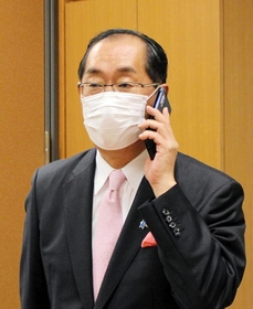 議員会館の事務所で、首相官邸から呼び込みの電話を受ける松本剛明氏=東京都千代田区 議員会館の事務所で、首相官邸から呼び込みの電話を受ける松本剛明氏=東京都千代田区