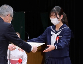 賞状を受け取る多可町立八千代中3年繁縄綾花さん(右)=27日午後、神戸新聞松方ホール(撮影・秋山亮太) 賞状を受け取る多可町立八千代中3年繁縄綾花さん(右)=27日午後、神戸新聞松方ホール(撮影・秋山亮太)