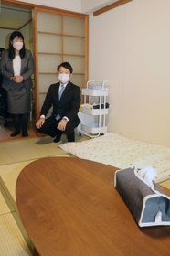 「県営住宅ステップハウス」を視察する斎藤元彦知事(右)ら=神戸市内 「県営住宅ステップハウス」を視察する斎藤元彦知事(右)ら=神戸市内