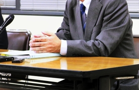 17年前に発生したいじめ問題に関する、第三者委員会の報告書素案を受け会見する被害者の父親=神戸市内 17年前に発生したいじめ問題に関する、第三者委員会の報告書素案を受け会見する被害者の父親=神戸市内