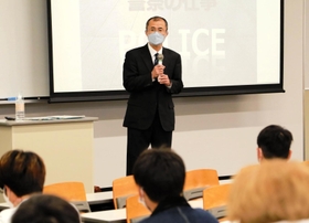 学生に警察官の魅力を訴える桐原弘毅本部長=神戸市西区学園西町3 学生に警察官の魅力を訴える桐原弘毅本部長=神戸市西区学園西町3