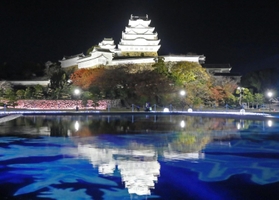 池に見立てた水盤に姫路城大天守が映る=30日夜、姫路市本町(撮影・大山伸一郎) 池に見立てた水盤に姫路城大天守が映る=30日夜、姫路市本町(撮影・大山伸一郎)
