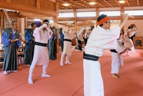 9月に地元の亀岡八幡神社で奉納された風流踊の「大踊」=南あわじ市阿万上町(阿万風流踊保存会提供) 9月に地元の亀岡八幡神社で奉納された風流踊の「大踊」=南あわじ市阿万上町(阿万風流踊保存会提供)