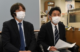 記者会見で請願の趣旨について説明する「公立高校を考える会」の谷充弘事務局長(左)ら=兵庫県庁 記者会見で請願の趣旨について説明する「公立高校を考える会」の谷充弘事務局長(左)ら=兵庫県庁