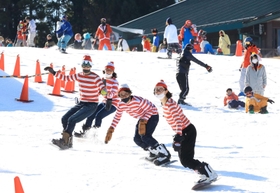 人工雪のゲレンデを滑走するスノーボーダーら=3日午前、神戸市灘区六甲山町、六甲山スノーパーク(撮影・吉田敦史) 人工雪のゲレンデを滑走するスノーボーダーら=3日午前、神戸市灘区六甲山町、六甲山スノーパーク(撮影・吉田敦史)