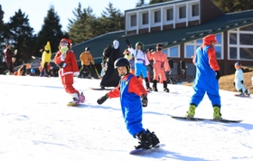 人工雪のゲレンデを滑走するスノーボーダーら=3日午前、神戸市灘区六甲山町、六甲山スノーパーク(撮影・吉田敦史) 人工雪のゲレンデを滑走するスノーボーダーら=3日午前、神戸市灘区六甲山町、六甲山スノーパーク(撮影・吉田敦史)