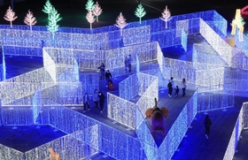 発光ダイオード(LED)で彩られた光の迷路=神戸市北区大沢町上大沢、道の駅神戸フルーツフラワーパーク大沢(撮影・吉田敦史) 発光ダイオード(LED)で彩られた光の迷路=神戸市北区大沢町上大沢、道の駅神戸フルーツフラワーパーク大沢(撮影・吉田敦史)