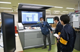 印刷工場の安全対策や事業内容について話を聞く兵庫労働局の鈴木一光局長(右から2人目)ら=神戸市東灘区向洋町西4 印刷工場の安全対策や事業内容について話を聞く兵庫労働局の鈴木一光局長(右から2人目)ら=神戸市東灘区向洋町西4