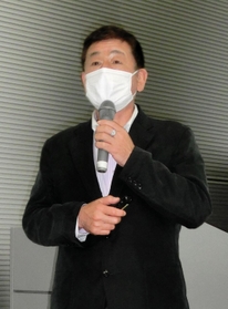 兵庫県の新任職員に向けて講演する長沼俊幸さん=神戸市中央区脇浜海岸通1 兵庫県の新任職員に向けて講演する長沼俊幸さん=神戸市中央区脇浜海岸通1