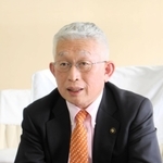 地方自治体の首長と議員は、ともに選挙を通じて有権者から選ばれる。いずれも民意を反映していることから「二元代表制」と呼ばれ、意見が異なれば議論を重ねて着地点を見いだすのが本来の姿だ。しかし、兵庫県の明石市政では互いに対立を深めている。泉房穂市長に主張を聞いた。(統一選取材班)