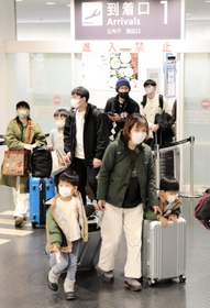 旅行や帰省先から神戸空港に到着した搭乗客=3日午後、神戸市中央区 旅行や帰省先から神戸空港に到着した搭乗客=3日午後、神戸市中央区