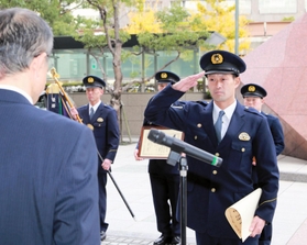 桐原弘毅本部長(左)から表彰される是兼亨警部補=兵庫県警本部前 桐原弘毅本部長(左)から表彰される是兼亨警部補=兵庫県警本部前