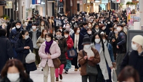 マスク姿で街を歩く人たち。政府は会話をしなければ屋外は原則不要としているが、着用はすっかり定着した=20日午後、神戸市中央区 マスク姿で街を歩く人たち。政府は会話をしなければ屋外は原則不要としているが、着用はすっかり定着した=20日午後、神戸市中央区