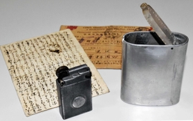 柴田順一さんが舞鶴引揚記念館に寄贈した伯父のライターやたばこ入れ、はがき=京都府舞鶴市 柴田順一さんが舞鶴引揚記念館に寄贈した伯父のライターやたばこ入れ、はがき=京都府舞鶴市