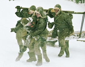映画「ラーゲリより愛を込めて」のカット。過酷な強制労働に従事する抑留者を二宮和也さん(右から2人目)らが演じている((c)2022映画「ラーゲリより愛を込めて」製作委員会(c)1989清水香子) 映画「ラーゲリより愛を込めて」のカット。過酷な強制労働に従事する抑留者を二宮和也さん(右から2人目)らが演じている((c)2022映画「ラーゲリより愛を込めて」製作委員会(c)1989清水香子)