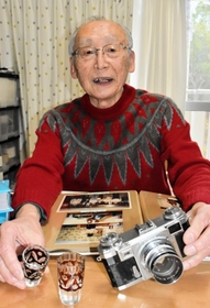 シベリア抑留を体験した伯父の遺品を手に、思い出を振り返る柴田順一さん=神戸市西区学園西町7 シベリア抑留を体験した伯父の遺品を手に、思い出を振り返る柴田順一さん=神戸市西区学園西町7