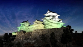 新しい姫路城のライトアップでは、毎日午後8時、9時に季節に応じた特別演出を実施する(姫路市提供) 新しい姫路城のライトアップでは、毎日午後8時、9時に季節に応じた特別演出を実施する(姫路市提供)