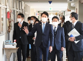 校内を視察し、手狭な現状を把握する斎藤元彦知事(中央)ら=6日午前、兵庫県稲美町国安、いなみの特別支援学校 校内を視察し、手狭な現状を把握する斎藤元彦知事(中央)ら=6日午前、兵庫県稲美町国安、いなみの特別支援学校