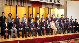 神戸新聞広告賞の表彰式で記念写真に納まる受賞者ら=神戸市中央区港島中町6 神戸新聞広告賞の表彰式で記念写真に納まる受賞者ら=神戸市中央区港島中町6