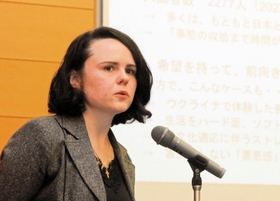 避難者の生活の現状などについて話す花村カテリーナさん=神戸市中央区脇浜海岸通1 避難者の生活の現状などについて話す花村カテリーナさん=神戸市中央区脇浜海岸通1