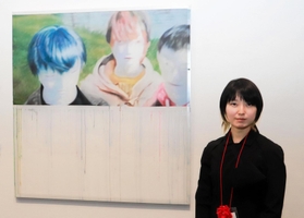グランプリに選ばれた吉田桃子さんと作品=東京都新宿区 グランプリに選ばれた吉田桃子さんと作品=東京都新宿区