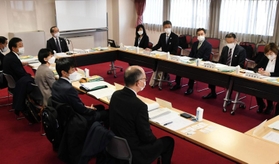 過去の大会を振り返った「神戸マラソン将来構想検討委員会」の初会合=兵庫県民会館 過去の大会を振り返った「神戸マラソン将来構想検討委員会」の初会合=兵庫県民会館