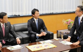 岡田直樹万博相に兵庫県の取り組みを説明する斎藤元彦知事(中央)=東京都内 岡田直樹万博相に兵庫県の取り組みを説明する斎藤元彦知事(中央)=東京都内