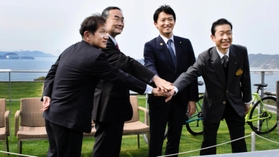大鳴門橋の自転車道整備に向け、共同声明を発表した(左から)泉理彦鳴門市長、飯泉嘉門徳島県知事、斎藤元彦兵庫県知事、守本憲弘南あわじ市長=南あわじ市阿万吹上町、ホテルニューアワジプラザ淡路島 大鳴門橋の自転車道整備に向け、共同声明を発表した(左から)泉理彦鳴門市長、飯泉嘉門徳島県知事、斎藤元彦兵庫県知事、守本憲弘南あわじ市長=南あわじ市阿万吹上町、ホテルニューアワジプラザ淡路島