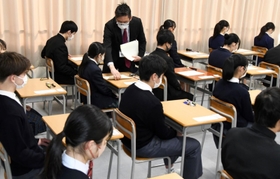 公立高校の一般入試に挑んだ生徒ら=10日午前、須磨翔風高校 公立高校の一般入試に挑んだ生徒ら=10日午前、須磨翔風高校