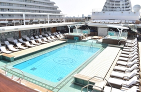 「セブンシーズ・エクスプローラー」のプール 「セブンシーズ・エクスプローラー」のプール