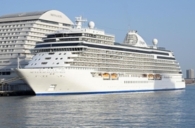 神戸港に初入港した豪華客船「セブンシーズ・エクスプローラー」=3月11日、神戸市中央区波止場町 神戸港に初入港した豪華客船「セブンシーズ・エクスプローラー」=3月11日、神戸市中央区波止場町