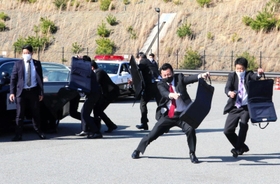 要人警護を想定した訓練に参加する警察官=小野市山田町 要人警護を想定した訓練に参加する警察官=小野市山田町