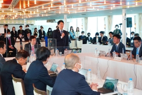 船上で大阪湾ベイエリアの活性化策を取りまとめた協議会=20日午後、大阪湾を航行するクルーズ船「ルミナス神戸2」 船上で大阪湾ベイエリアの活性化策を取りまとめた協議会=20日午後、大阪湾を航行するクルーズ船「ルミナス神戸2」