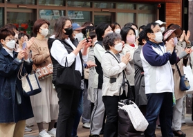 候補者の訴えに耳を傾ける有権者ら=31日午前、神戸市中央区(撮影・貝原加奈) 候補者の訴えに耳を傾ける有権者ら=31日午前、神戸市中央区(撮影・貝原加奈)