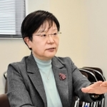 ジェンダーギャップ(男女格差)の解消に向け、2018年から取り組みを始めた兵庫県豊岡市。地域コミュニティーや家庭にも賛同の輪を広げようとしている。同市の「地域啓発アドバイザー」を務める独立行政法人・国立女性教育会館(埼玉県)の萩原なつ子理事長に、ジェンダーギャップ解消への課題や推進する上でのポイントなどを聞いた。